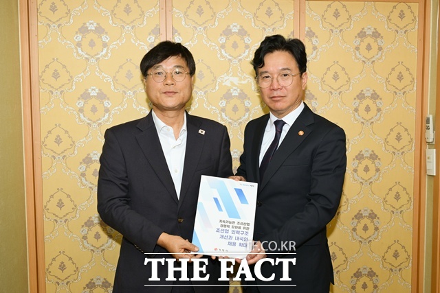 변광용(왼쪽) 거제시장이 김영훈 고용노동부 장관을 만나 외국인 노동자 쿼터 축소, 조선산업기본법 제정, 내국인 채용 확대 등 지역 현안을 건의했다. /거제시