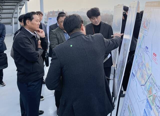 국토교통부 대도시권광역교통위원회는 김용석 위원장이 25일 신도시 광역교통개선대책 신속추진을 위해 인천계양·부천대장 공공주택지구 현장을 찾아, 사업 추진 상황을 점검했다고 밝혔다. /국토교통부