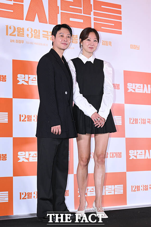 배우 김동욱(왼쪽)과 공효진이 25일 오후 서울 강남구 메가박스 코엑스에서 열린 ‘윗집 사람들’ 언론 시사회 및 기자간담회에 참석해 포즈를 취하고 있다. /서예원 기자