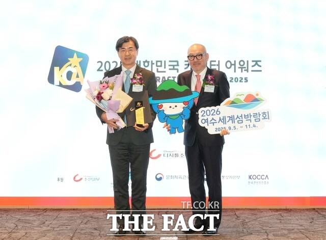 조형근 여수세계섬박람회 기획본부장이 25일 서울 행사장에서 공식 마스코트 ‘다섬이’ 대상 수상 소식을 알리며 캐릭터를 들어 보이고 있다. /2026여수세계섬박람회조직위원회