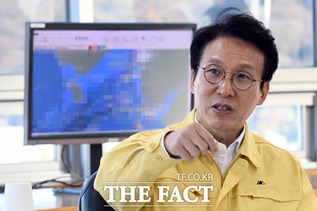 김민석 국무총리(사진)는 25일 충남 당진 돼지농장의 아프리카돼지열병(ASF) 발생 상황을 보고 받고