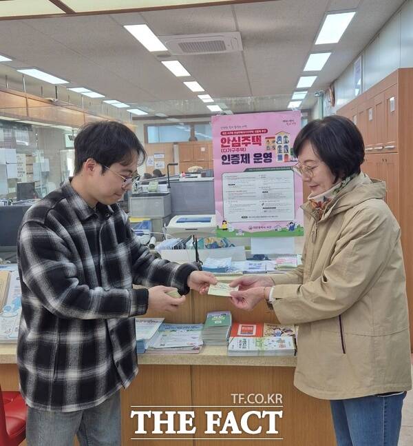 대전시 서구 관저1동 행정복지센터는 주민들의 올바른 생활폐기물 분리배출을 돕기 위해 방문 주민을 대상으로 퀴즈 홍보를 하고 있다. 사진은 한 주민이 분리배출 퀴즈에 참여하고 있는 모습. /대전 서구