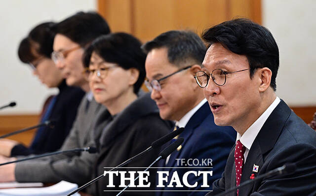 김민석 국무총리가 25일 오후 서울 종로구 정부서울청사에서 열린 제19차 아동정책조정위원회 회의에 참석해 모두발언을 하고 있다. /임영무 기자