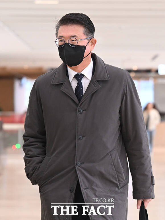 장상윤 전 대통령실 사회수석비서관이 25일 서울 종로구 광화문KT 웨스트에 마련된 김건희특검 사무실에 출석하고 있다. /이새롬 기자