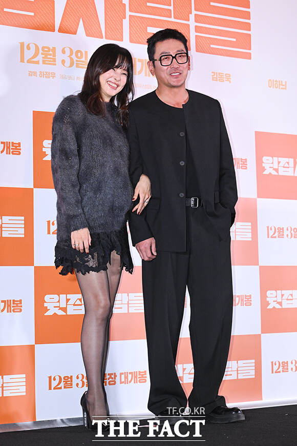 배우 김동욱과 공효진, 이하늬, 하정우(왼쪽부터)가 25일 오후 서울 강남구 메가박스 코엑스에서 열린 ‘윗집 사람들’ 언론 시사회 및 기자간담회에 참석해 포즈를 취하고 있다. /서예원 기자