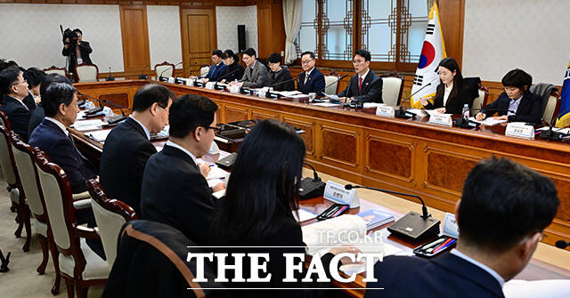 김민석 국무총리가 25일 오후 서울 종로구 정부서울청사에서 열린 제19차 아동정책조정위원회 회의에 참석해 모두발언을 하고 있다. /임영무 기자