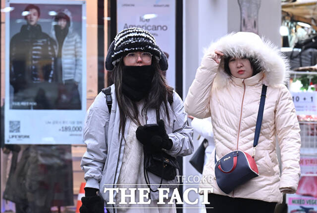 수요일인 26일은 수도권과 충남권을 중심으로 전날 아침보다 기온이 5~7도가량 떨어지고, 강한 바람으로 체감온도가 낮아져 춥겠다. /이새롬 기자