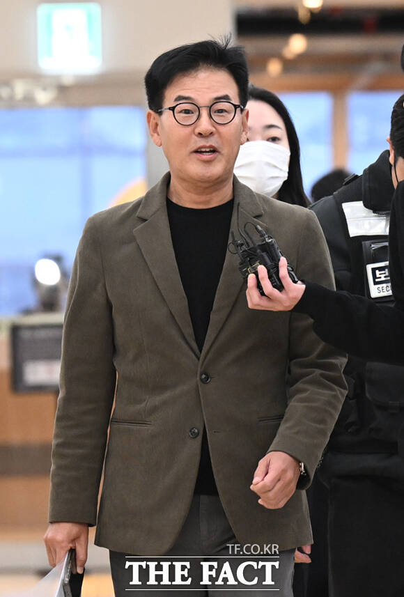 오세훈 서울시장의 '여론조사비 대납 의혹' 핵심 인물인 강철원 전 서울시 정무부시장이 25일 서울 종로구 광화문KT 웨스트에 마련된 김건희특검 사무실에 출석하고 있다. /이새롬 기자