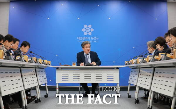 정용래 유성구청장이 25일 열린 주간간부회의를 주재하고 있다. /대전 유성구