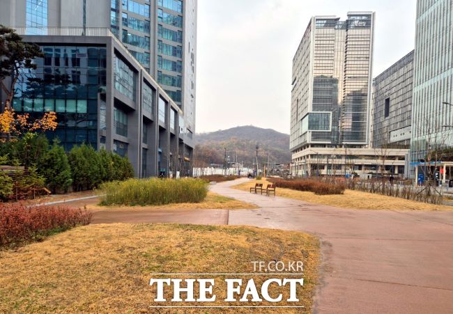 지정타 광역상수도 매설 유휴부지를 활용해 조성한 산책로·생활쉼터 전경. /과천시