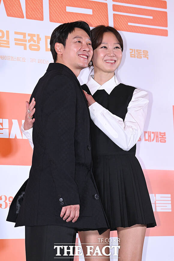 배우 김동욱(왼쪽)과 공효진이 25일 오후 서울 강남구 메가박스 코엑스에서 열린 ‘윗집 사람들’ 언론 시사회 및 기자간담회에 참석해 포즈를 취하고 있다. /서예원 기자