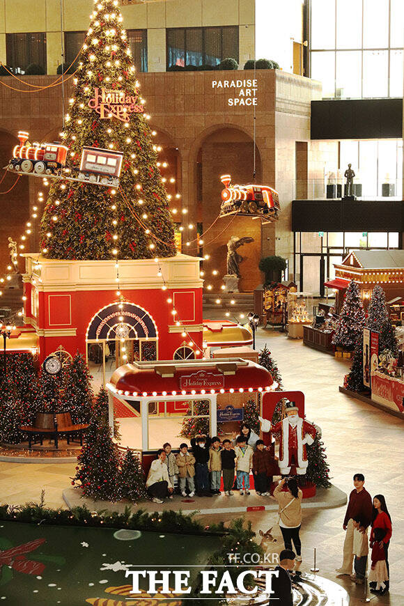 '홀리데이 익스프레스' 콘셉트의 크리스마스 마켓을 연 파라다이스시티.