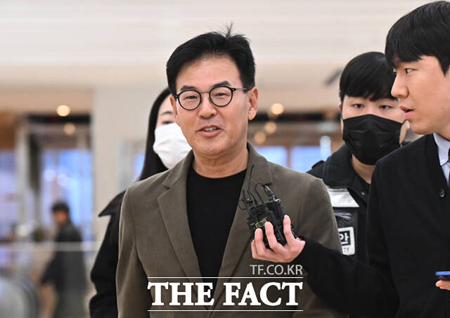 오세훈 서울시장의 '여론조사비 대납 의혹' 핵심 인물인 강철원 전 서울시 정무부시장이 25일 서울 종로구 광화문KT 웨스트에 마련된 김건희특검 사무실에 출석하고 있다. /이새롬 기자