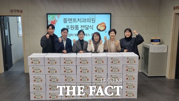 플랜트치과의원이 24일 법동종합사회복지관과 중리종합사회복지관에 김장김치 각 35박스씩 총 70박스(700kg)를 후원했다. /법동종합사회복지관