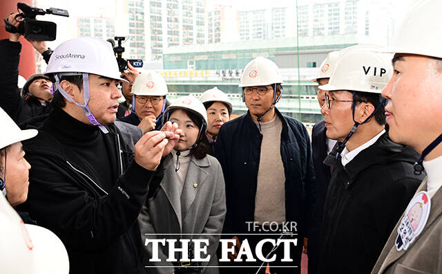 김민석 국무총리가 25일 오전 서울 도봉구 창동 서울 아레나 복합문화시설 건립 현장을 둘러본 뒤 발언을 하고 있다. /임영무 기자