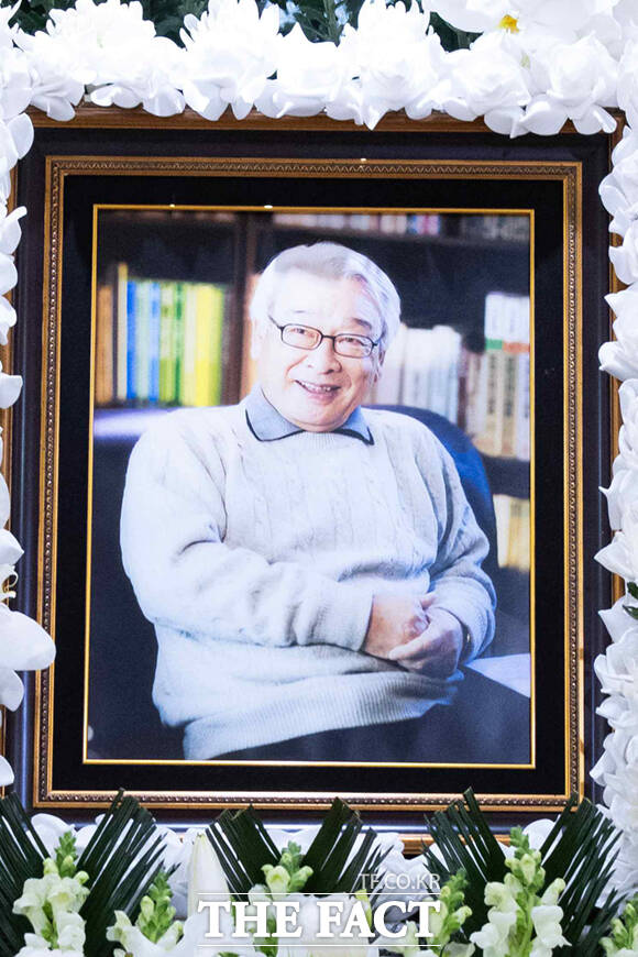 향년 91세를 일기로 별세한 원로 배우 이순재의 빈소가 25일 서울 송파구 풍납동 서울아산병원 장례식장에 마련됐다. /사진공동취재단