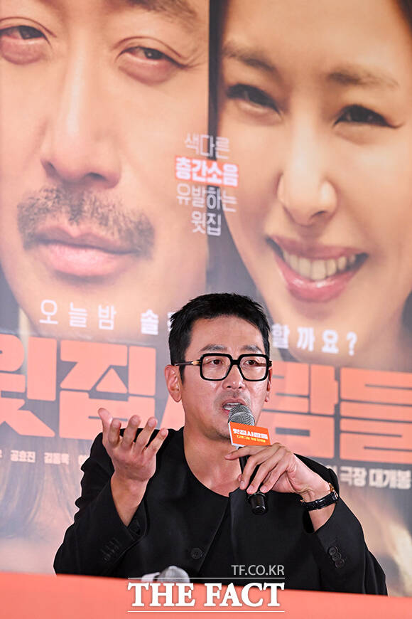 네 번째 연출작으로 돌아온 감독 겸 배우 하정우는 전작들을 하면서 얻은 경험과 배움 덕분에 이렇게 네 번째 작품을 관객들에게 선보일 수 있는 기회를 얻게 된 것 같다고 소감을 전했다. /서예원 기자