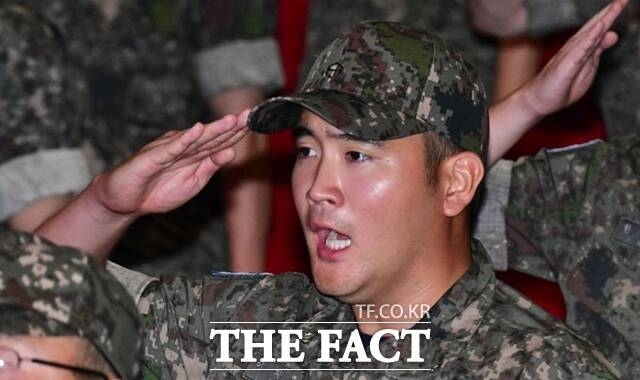 이재용 삼성전자 회장의 장남 이지호 씨가 지난 9월 23일 경남 창원시 진해구 해군사관학교에서 열린 139기 해군 사관후보생 입교식에서 경례하고 있다. /뉴시스