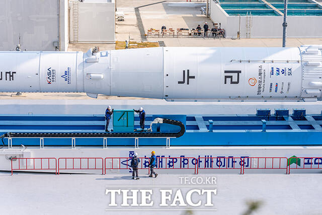 관계자들이 발사대에서 누리호의 기립 작업을 준비하고 있다. /한국항공우주연구원