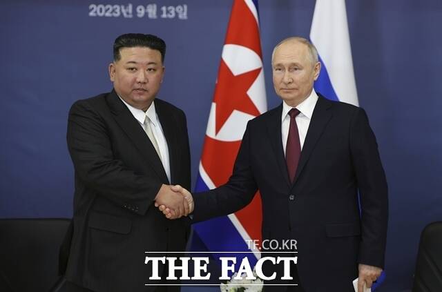 북한의 대표적 해킹조직 ‘라자루스’가 러시아 정보기관 산하조직 ‘가마레돈’과 기반시설을 공유한 정황이 포착되면서 우려가 제기됐다. 사진은 블라디미르 푸틴 러시아 대통령(오른쪽)과 김정은 북한 국무위원장이 2023년 9월 치올코프스키시 외곽 보스토치니 우주기지에서 만나 악수하고 있는 모습이다. /뉴시스