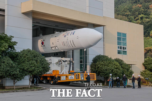 전남 고흥 나로우주센터 발사체조립동에서 모습 드러낸 누리호. /한국항공우주연구원 제공