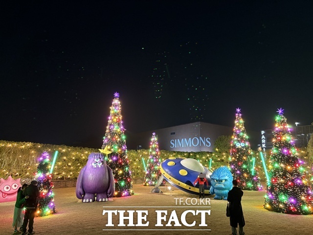 시몬스가 크리스마스 시즌을 맞아 오는 12월 28일까지 크리스마스 트리 및 일루미네이션을 진행한다. /이천=문화영 기자