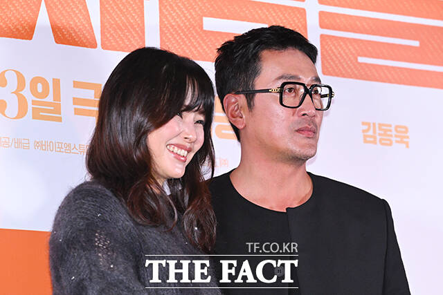 배우 김동욱과 공효진, 이하늬, 하정우(왼쪽부터)가 25일 오후 서울 강남구 메가박스 코엑스에서 열린 ‘윗집 사람들’ 언론 시사회 및 기자간담회에 참석해 포즈를 취하고 있다. /서예원 기자