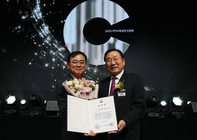 최형식 HS효성 커뮤니케이션실 상무(왼쪽)가 25일 서울 엘타워에서 열린 2025년 지역사회공헌 인정의 날에서 지역사회공헌 인정기업으로 선정된 뒤 김성이 한국사회복지협의회장과 기념 촬영을 하고 있다. /HS효성