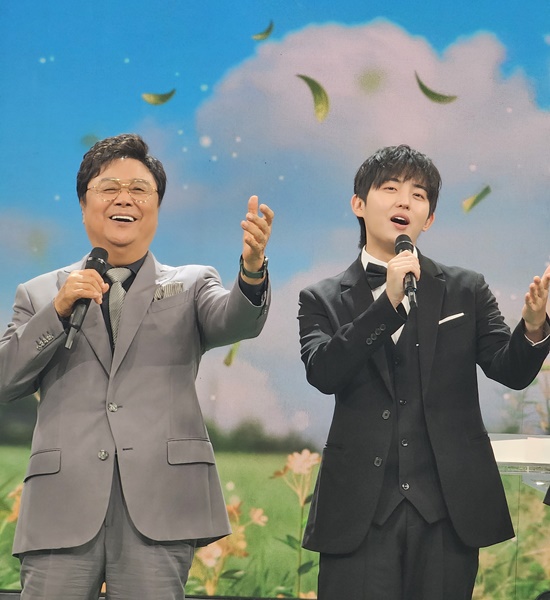 방송 관계자들은 하루를 두고 노래와 스토리, 대중성까지 갖춘 드문 신인이라고 입을 모은다. 실제로 최근 방송사들이 준비 중인 남성 신인 트로트·보컬 오디션 프로그램들 사이에서도 하루를 주목하는 분위기가 감지된다. 왼쪽은 가수 남진. /방송캡처