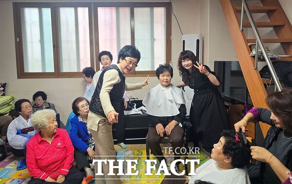 대한미용사회 대전시 대덕구지회 박상숙 회장(왼쪽)과 회원들이 25일 비래제2경로당에서 장수사진 촬영을 위한 미용 봉사활동을 진행하고 있다. /대덕구