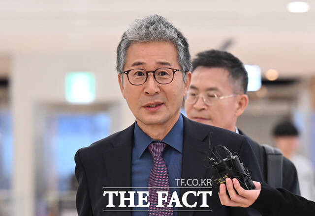 오세훈 서울시장의 '여론조사비 대납 의혹' 핵심 인물인 사업가 김한정 씨가 25일 서울 종로구 광화문KT 웨스트에 마련된 김건희특검 사무실에 출석하고 있다. /이새롬 기자