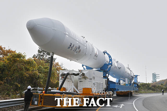 발사대 향하는 누리호의 모습. /한국항공우주연구원