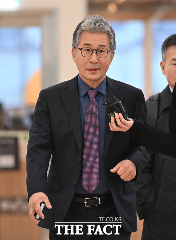 오세훈 서울시장의 '여론조사비 대납 의혹' 핵심 인물인 사업가 김한정 씨가 25일 서울 종로구 광화문KT 웨스트에 마련된 김건희특검 사무실에 출석하고 있다. /이새롬 기자