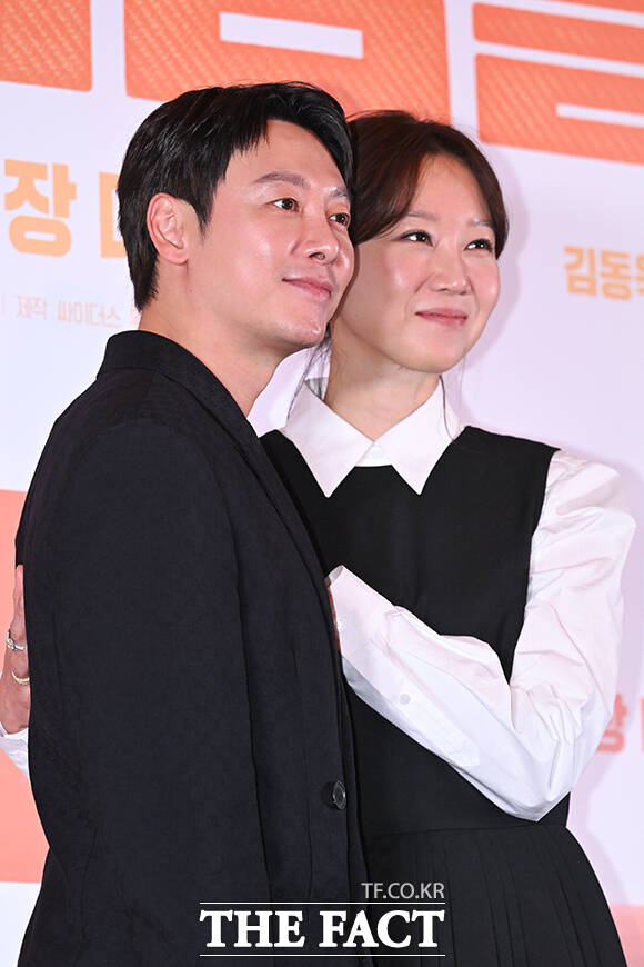 배우 김동욱(왼쪽)과 공효진이 25일 오후 서울 강남구 메가박스 코엑스에서 열린 ‘윗집 사람들’ 언론 시사회 및 기자간담회에 참석해 포즈를 취하고 있다. /서예원 기자