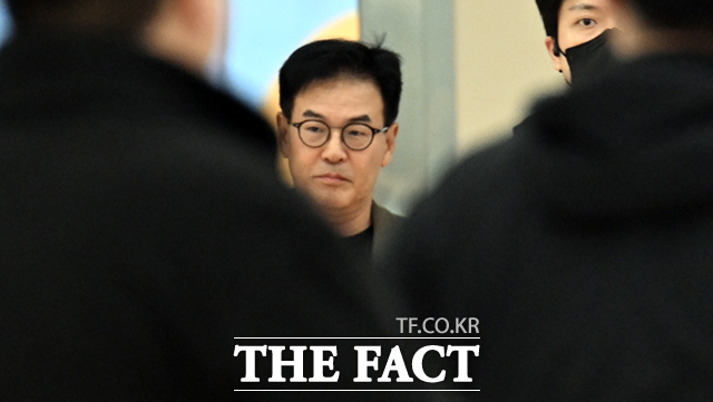 오세훈 서울시장의 '여론조사비 대납 의혹' 핵심 인물인 강철원 전 서울시 정무부시장이 25일 서울 종로구 광화문KT 웨스트에 마련된 김건희특검 사무실에 출석하고 있다. /이새롬 기자