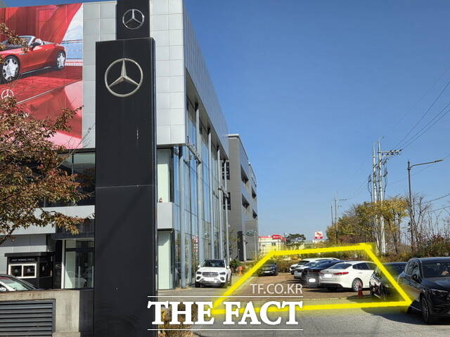 천안시 서북구 성성동 HS효성더클래스 메르세데스 벤츠 천안 전시장. 지목 전(田)인 농지 374㎡(약 113평)를 농지전용허가 없이 주차장으로 사용하고 있다. 노란선 안쪽은 성성동 336-80번지(195㎡)와 336-82번지(179㎡) 두 필지 모두 지목이 전(田)으로 농지다. /정효기 기자