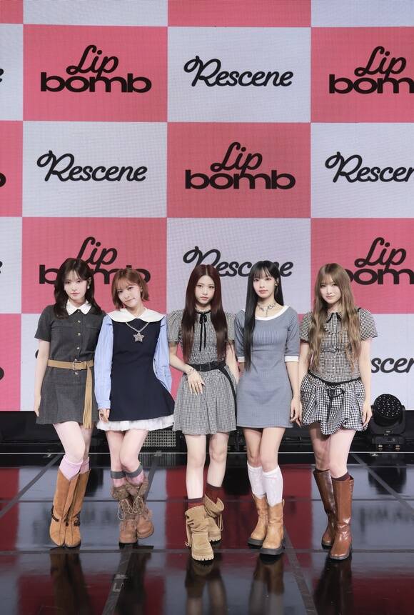 타이틀곡 Bloom은 리센느의 정체성을 더 확고히 뿌리내린다. 자기 신뢰와 희망의 메시지를 담은 곡으로 매 순간의 주인공으로 피어나는 용기를 노래한다. /더뮤즈엔터