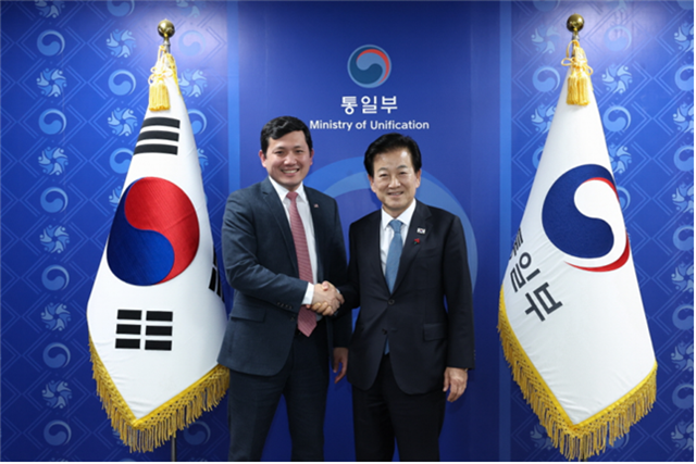 정 장관은 이날 자기 결정권 발언 이후 케빈 김 주한미국대사대리를 만나 미중 정상회담이 내년 4월 예정된 만큼 앞으로가 중요한 시간이라고 평가했다. 또 북미 정상회담 성사를 위해 한국 정부가 페이스메이커로서의 노력을 강화해 나가겠다고 말했다. /임영무 기자