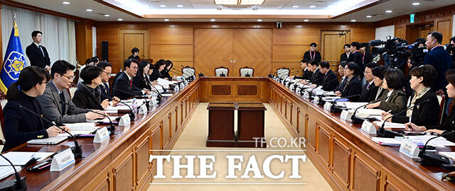 김민석 국무총리가 25일 오후 서울 종로구 정부서울청사에서 열린 제19차 아동정책조정위원회 회의에 참석해 모두발언을 하고 있다. /임영무 기자