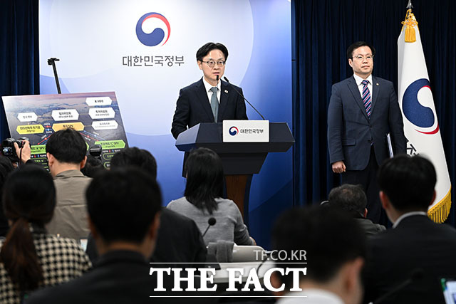 산업부는 25일 정부세종청사 대강당에서 본부와 소속기관 직원 500여명이 참석한 가운데 김정관 장관 주재로 전직원 타운홀 미팅을 열었다. 사진은 지난 14일 김 장관이 정부서울청사에서 한미 관세협상 팩트시트 및 MOU 관련 브리핑을 하고 있는 모습. /더팩트 DB