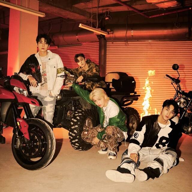 그룹 세븐틴의 힙합 유닛이 열두 번째 미니앨범 SPILL THE FEELS에서 선보인 Water도 본격적으로 레이지에 도전한 곡이다. 세븐틴은 호시도 군 입대 전 레이지 장르의 TAKE A SHOT을 발매하는 등 레이지에 특히 많은 관심을 보이는 K팝 그룹이다./플레디스 엔터테인먼트