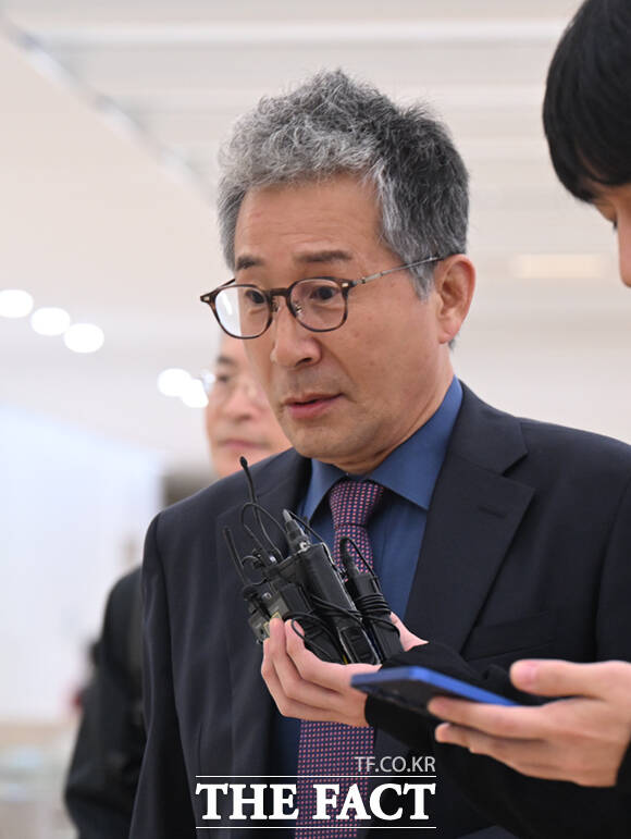 오세훈 서울시장의 '여론조사비 대납 의혹' 핵심 인물인 사업가 김한정 씨가 25일 서울 종로구 광화문KT 웨스트에 마련된 김건희특검 사무실에 출석하고 있다. /이새롬 기자