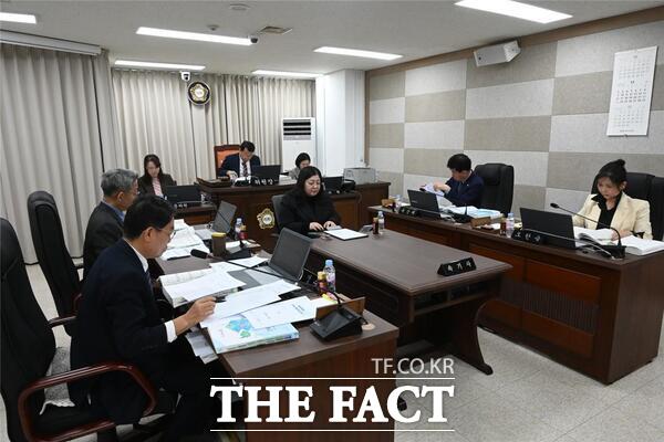 대전 중구의회 행정자치위원회가 25일 2025년도 행정사무감사 2일차를 맞아 행정지원과, 재난안전과, 자치분권과 소관 업무에 대한 감사를 진행하고 있다. /대전 중구의회