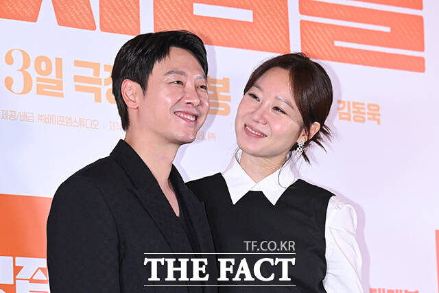 배우 김동욱(왼쪽)과 공효진이 25일 오후 서울 강남구 메가박스 코엑스에서 열린 ‘윗집 사람들’ 언론 시사회 및 기자간담회에 참석해 포즈를 취하고 있다. /서예원 기자