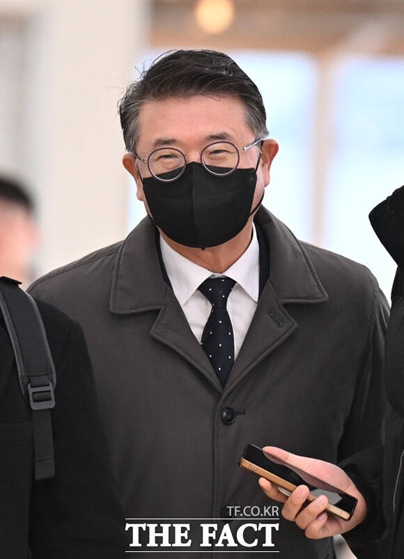 장상윤 전 대통령실 사회수석비서관이 25일 서울 종로구 광화문KT 웨스트에 마련된 김건희특검 사무실에 출석하고 있다. /이새롬 기자