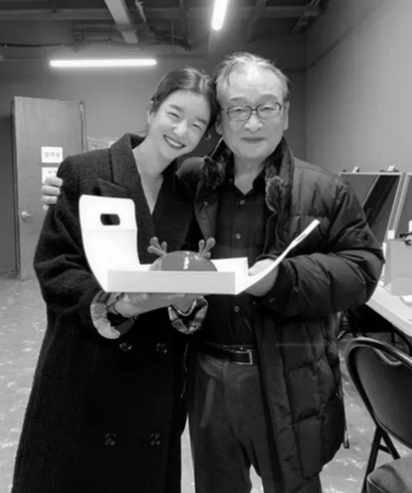 tvN 감자별에서 故이순재와 호흡을 맞췄던 배우 서예지도 고인과 함께한 사진을 게재하며 추모했다. 감자별은 서예지의 데뷔작이기도 하다./서예지 인스타그램