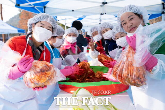 애터미 임직원과 회원 100여 명, 속리산면 19개 기관·단체 회원 50여 명 등 총 150명이 24일 속리산포레스트 연수원에서 열린 애터미 2025 사랑의 김장김치 나눔 행사에 참여해 김치를 담그고 있다. /애터미