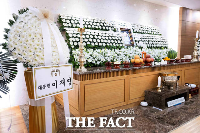 향년 91세를 일기로 별세한 원로 배우 이순재의 빈소가 25일 서울 송파구 풍납동 서울아산병원 장례식장에 마련된 가운데, 이재명 대통령의 근조화환이 놓여 있다. /사진공동취재단