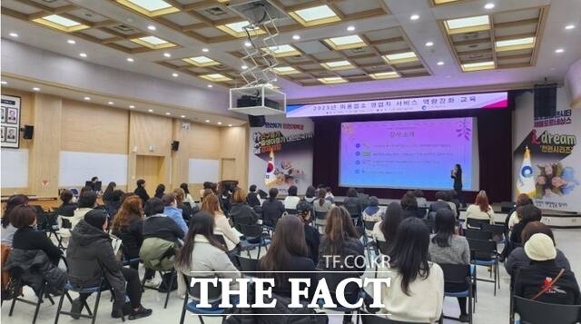 인천시가 25일 시청 대회의실에서 미용업소 영업자 및 종사자, 군·구 공중위생 담당자 등을 대상으로 2025년 미용업소 영업자 서비스 역량 강화 교육을 진행하고 있다./인천시