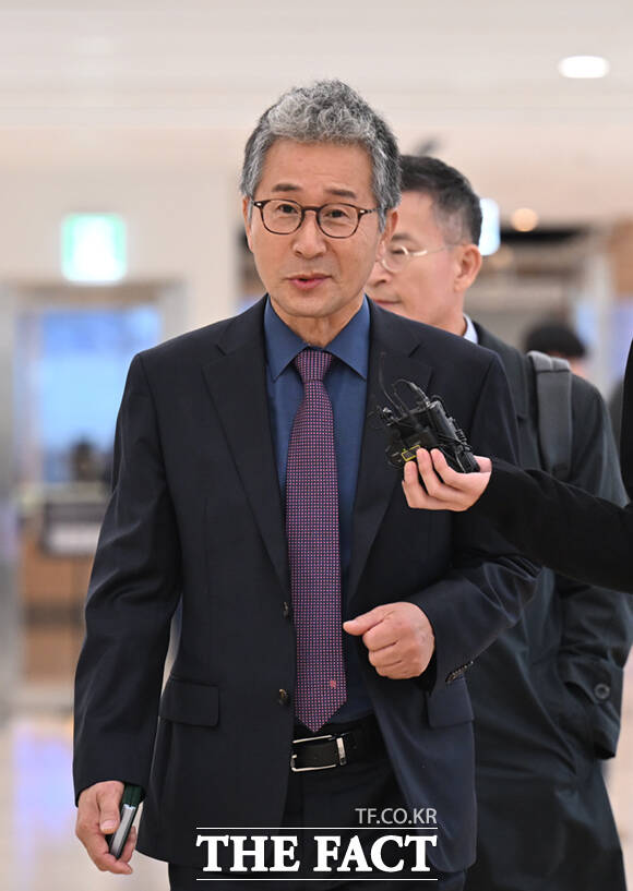 오세훈 서울시장의 '여론조사비 대납 의혹' 핵심 인물인 사업가 김한정 씨가 25일 서울 종로구 광화문KT 웨스트에 마련된 김건희특검 사무실에 출석하고 있다. /이새롬 기자